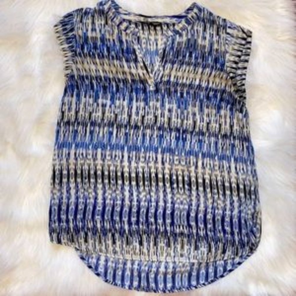 Hilary Radley Blue and White Abstract Short Sleeve High Low Cut Top